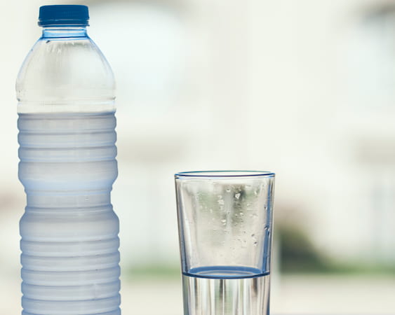 agua embotellada o filtrada